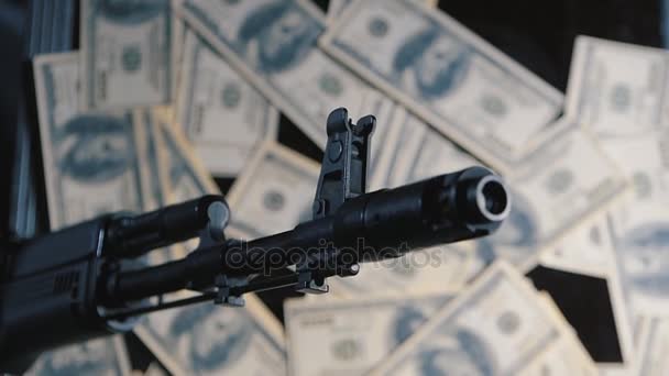 Pistola y dinero. el concepto de venta de armas. librar la guerra — Vídeo de stock