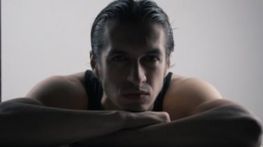 genç adam iş çıkışı yorgun ve kestirmeye uzan