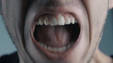 Kızgın adam beyaz arka planı çığlık Close-Up.