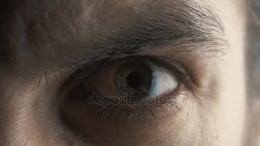 Kadar kızgın ciddi adamın gözünü kapat