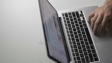 Yakın kadar mans el laptop. Borsa, dizüstü bilgisayarını kontrol işadamı
