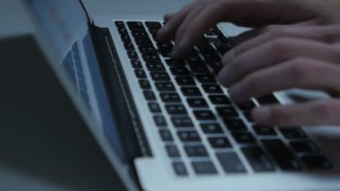 Laptop klavye üzerinde metin yazarak adam kapatın