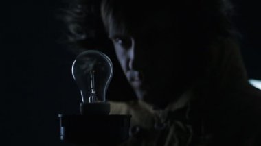 Foco Luz Iluminando Cuarto Oscuro Concepto Energía — Vídeos de Stock ... Foco Luz Iluminando Cuarto Oscuro Concepto Energía — Vídeos de Stock ...