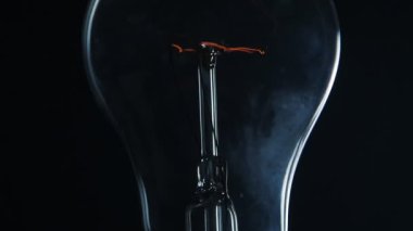 Ampul siyah arka plan üzerine kapatın