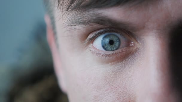Primer plano de un ojo masculino. La pupila se estrecha en cámara lenta — Vídeos de Stock