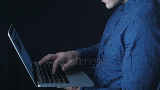 Człowiek, wpisywanie tekstu na klawiaturze laptopa — Wideo stockowe