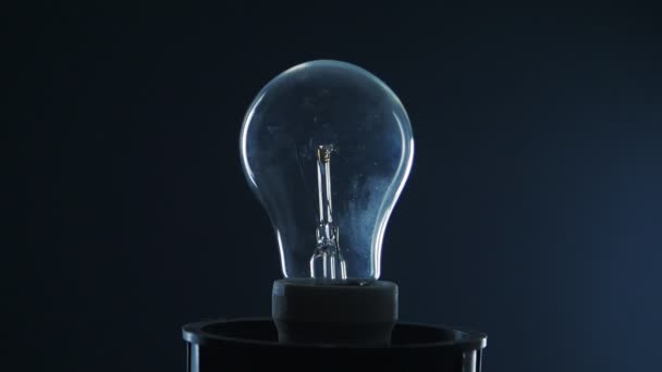 Light bulb on black background — Stock Video