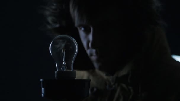 hombre enciende una luz en un cuarto oscuro — Vídeo de stock ... hombre enciende una luz en un cuarto oscuro — Vídeo de stock ...