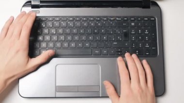 Laptop klavye yakın çekim. Metni yazmayı eller mans