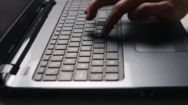 Laptop klavye yakın çekim. Metni yazmayı eller mans