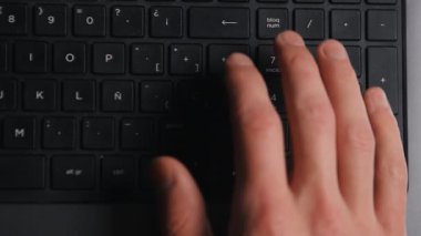 Laptop klavye yakın çekim. A mans el presleri girin