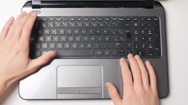 Nahaufnahme der Laptop-Tastatur. Mann tippt Text — Stockvideo