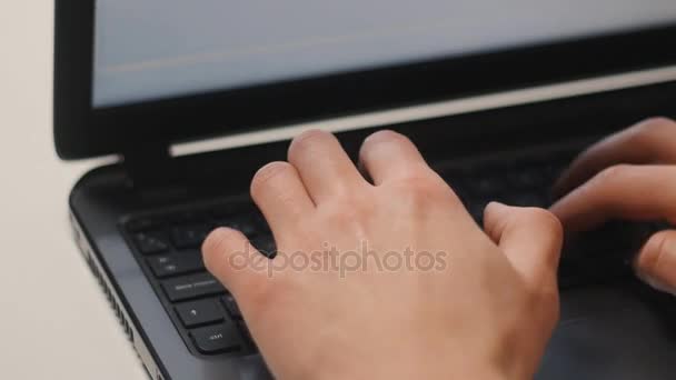 Primer plano del teclado del ordenador portátil. Mans manos escribiendo texto — Vídeo de stock