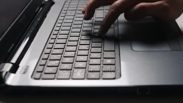 Primo piano della tastiera del computer portatile. Mans mani digitando testo — Video Stock
