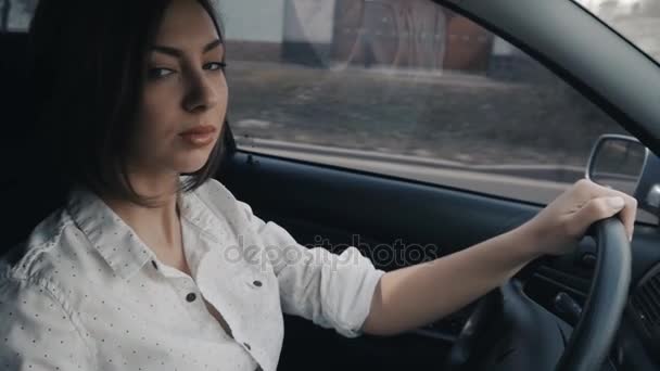 若い女性が車を運転して — ストック動画