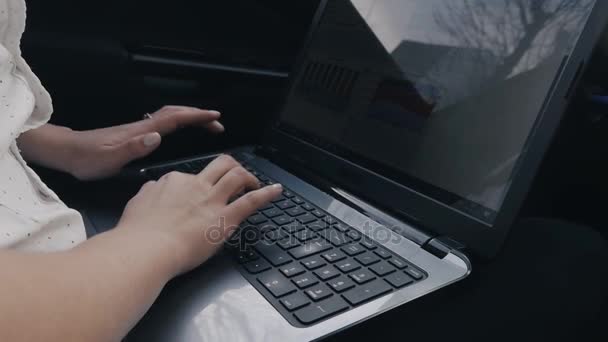 Jungunternehmer arbeitet am Laptop im Auto — Stockvideo