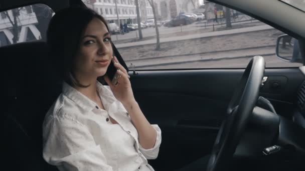 Κοντινό πλάνο του επιχειρηματίας στο αυτοκίνητο ενός τηλεφωνήματος — Αρχείο Βίντεο