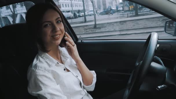Gros plan de la femme d'affaires dans la voiture faisant un appel téléphonique — Video