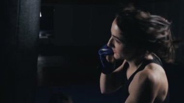 Kickboks kadın eğitim kum torbası fitness salonunda