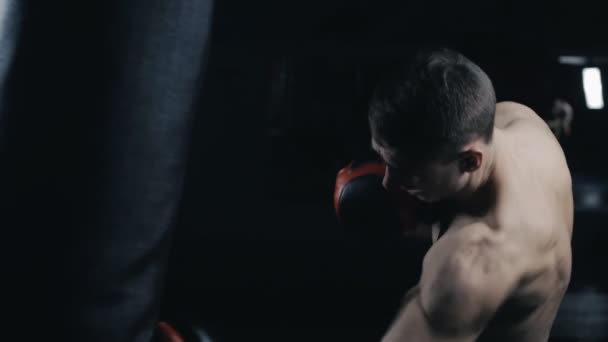 Entraînement de boxeur masculin au Boxing Club — Video