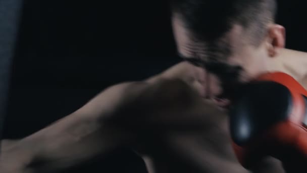 Manliga boxare utbildning i boxningsklubb — Stockvideo