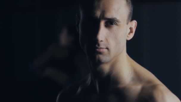 Закрыть портрет боксера в боксёрском клубе — стоковое видео