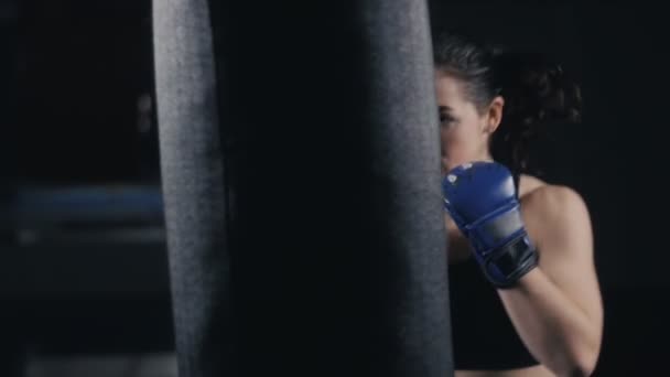 Kickboxerin trainiert Boxsack im Fitnessstudio — Stockvideo