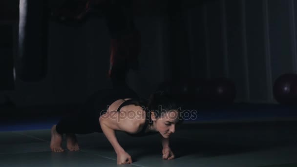 Menina fazendo flexões no estúdio de fitness — Vídeo de Stock