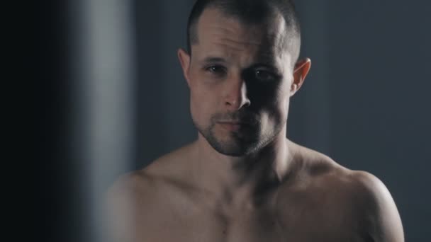 Portre adam boksör boks kulübünde kapatın — Stok video