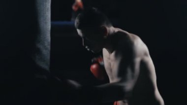 Erkek Boxer boks kulübünde eğitim. Adam kum torbası