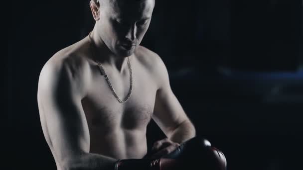 Zawodnik kick-boxer sukienki rękawice bokserskie — Wideo stockowe