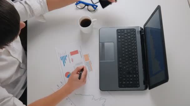 Meşgul multitasking işadamı ofiste, timelapse — Stok video