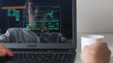 Yansıma programcı izleyicisi'nde bilgisayarda çalışır ve kahve içiyor. Çift pozlama.