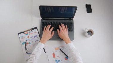 Meşgul multitasking işadamı ofiste, timelapse