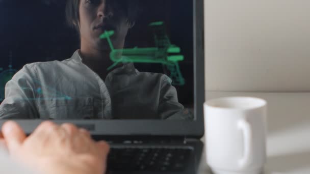 Reflectie in de monitor de programmeur werkt op de computer en drinkt koffie. Dubbele blootstelling. — Stockvideo