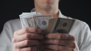 İşadamı dolarlarına dikkate alır.
