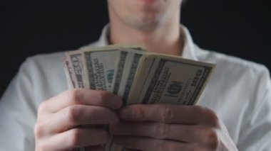 İşadamı dolarlarına dikkate alır.