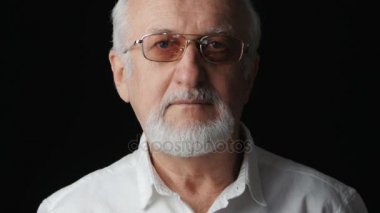 Siyah arka plan üzerine beyaz gömlekli komuta sizde portresi kapatın