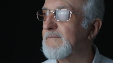 Siyah arka plan üzerine beyaz gömlekli komuta sizde portresi kapatın