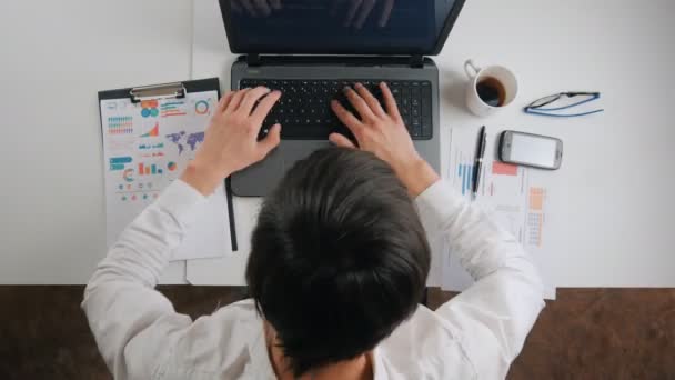 L'homme d'affaires montre de l'agressivité dans le bureau à la table — Video