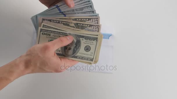 Крупним планом людина рахує гроші, поміщає їх в конверт і віддає. Бізнесмен дає зарплату в конверті — стокове відео