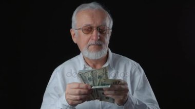 Beyaz tişörtlü bir üst düzey adam portresi dolarlarına sayar