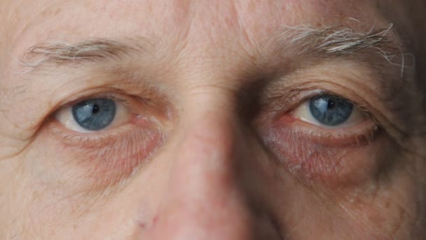 Close-up van de ogen van een oude man — Stockvideo