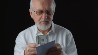 Patron bir zarf içinde maaş verir