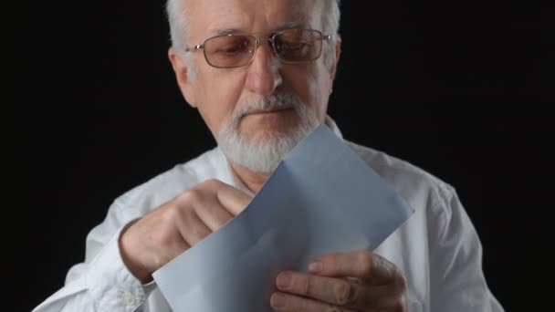 Senior bekommt Umschlag mit Geld. Er zählt Dollarscheine. Gehaltskonzept — Stockvideo