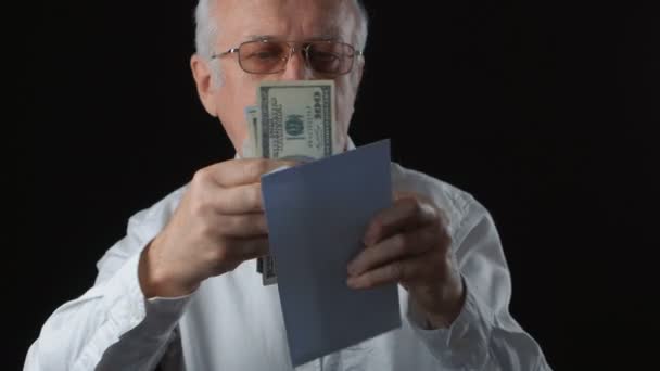 Der Chef gibt das Gehalt in einem Umschlag aus — Stockvideo