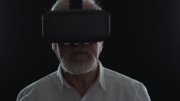 Крупный план пожилого человека с использованием гарнитуры виртуальной реальности, маски виртуальной реальности — стоковое видео