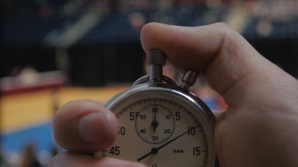 Vidéo 4 en 1. Appuyez à la main sur le bouton de démarrage du chronomètre lors d'événements sportifs — Video