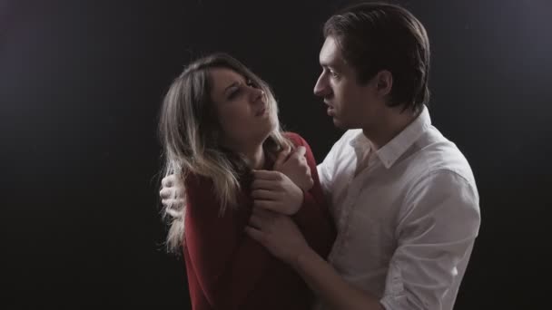 Huiselijk geweld. Paar man en vrouw ruzie — Stockvideo