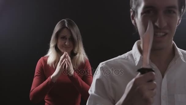 Családon belüli erőszak. Gonosz férje egy késsel akarja ölni a feleségét — Stock videók